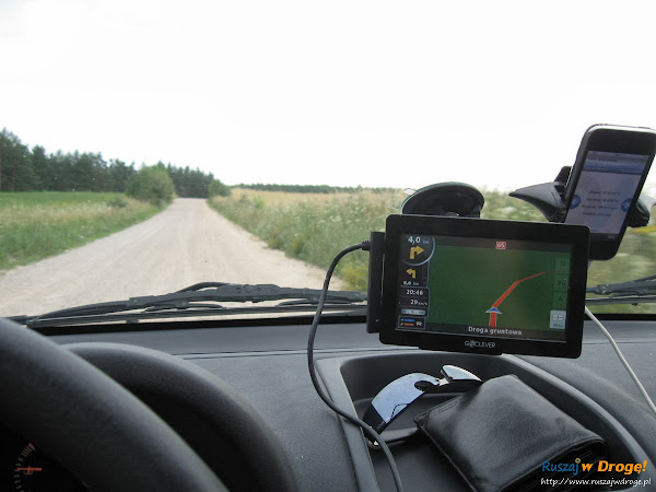 auto przygotowane do drogi: nawigacja i smartfon