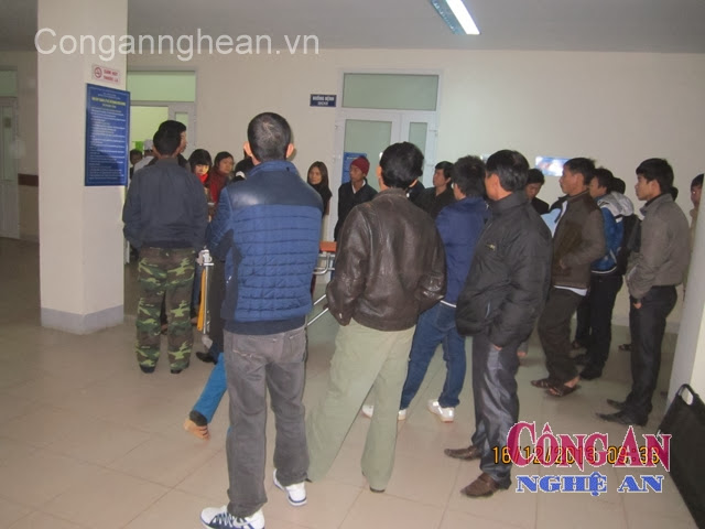 Rất đông người nhà bệnh nhân tập trung trước Khoa Nội Tổng hợp, Bệnh viện Đa khoa Hà Tĩnh.