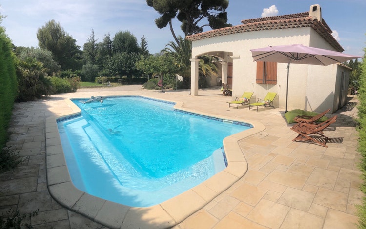 Profitez d'une grande piscine à seulement 20 minutes de Marseille ! 