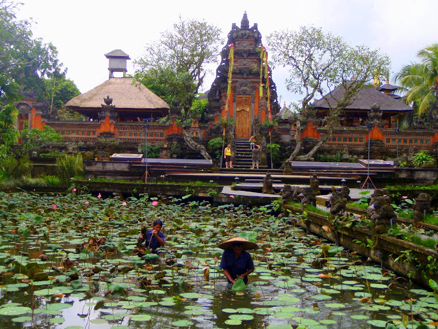 Some random temple in Ubud and guys cleaning out the pond