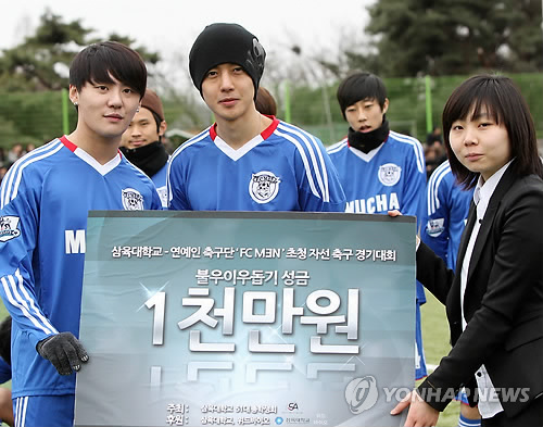 Kim Hyun Joong  يلعب كرة قدم 2