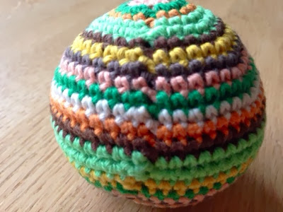 hæklet bold med striber, crocheted ball with stripes