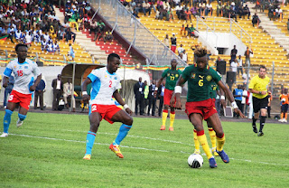 L'attaquant camerounais Alexandre Song en face du défenseur congolais Issama Mpeko. Photo camfoot.com