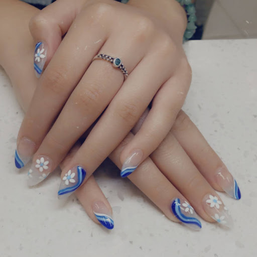 Diamond Nails & Spa logo