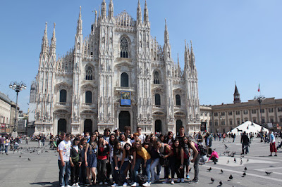 Els viatgers davant del Duomo de Milà