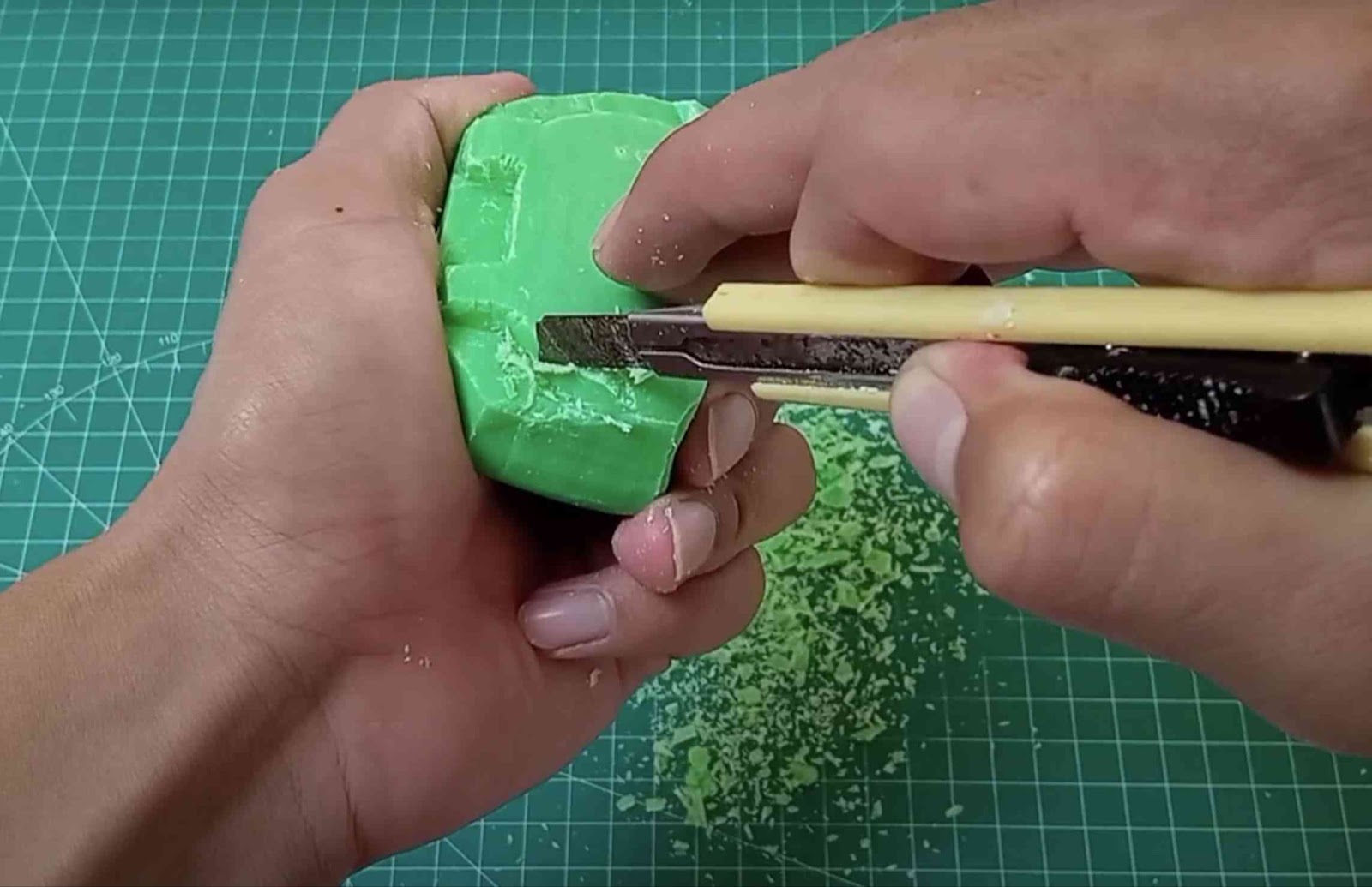 cara membuat patung dari sabun batangan