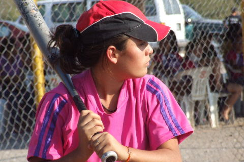 Jacky Banda de Pioneras de Vallecillo en el softbol femenil del Club Sertoma