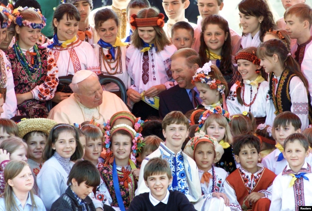 Другий президент України Леонід Кучма разом із дітьми під час зустрічі папи Римського Івана Павла Другого. Київ, 23 червня 2001 року