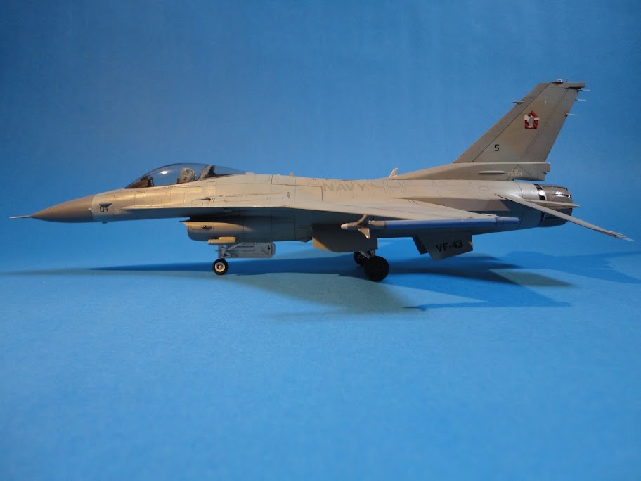 Hasegawa 1:48 F-16N Falcon VF-43 'Challengers' (kit no. V7) FINISHED DSC01016