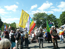 Demonstranten mit Friedensfahnen.