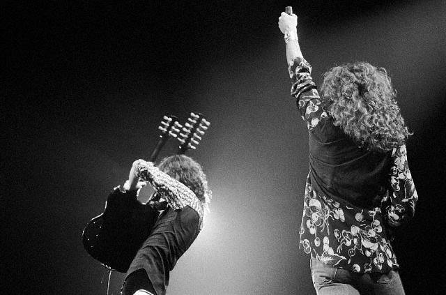 Tus fotos favoritas de los dioses del rock, o algo - Página 20 Zep_75_live11