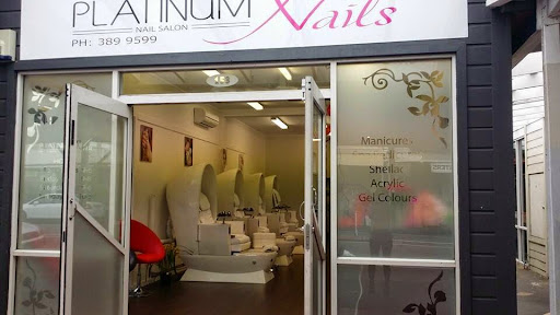 Platinum Nails logo