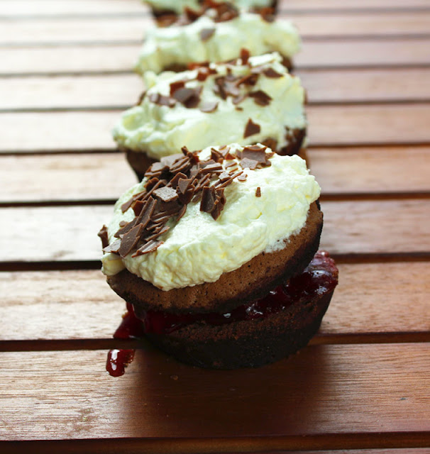 frisch gebackene Schwarzwälder-Cupcakes mit Kirschen und Sahne