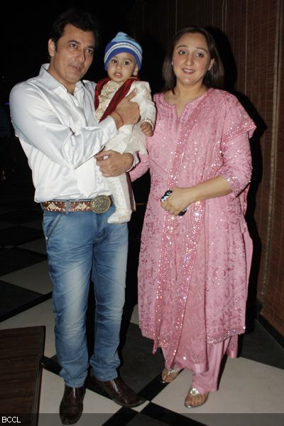 Avinash Wadhwan poses with his son and Shaheen during his bash, held at La Patio, Andheri (W), Mumbai on January 31, 2013. (Pic: Viral Bhayani)