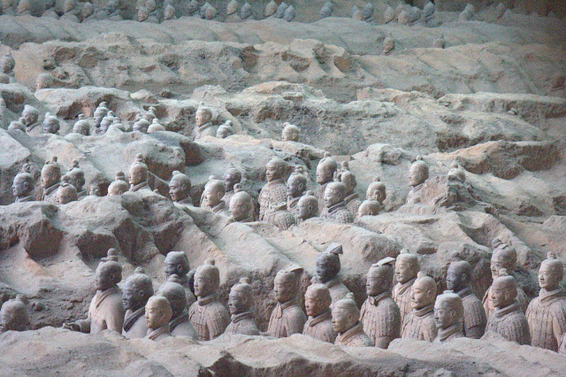 Las cabezas de los guerreros asomando en la excavación de Xian