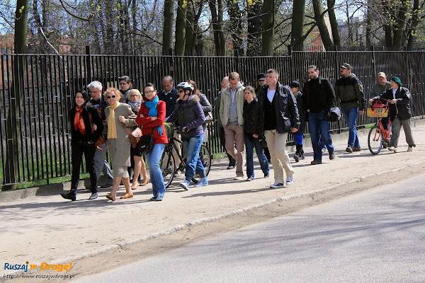 spacerowicze w parku kuźniczki