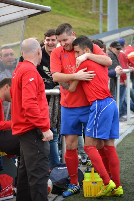 Numancia de Ares. CHAPU recibindo a felicitación dos seus compañeiros.