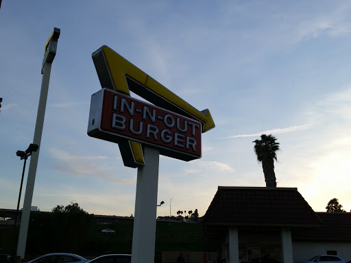 Hamburger Restaurant «In-N-Out Burger», reviews and photos, 2505 Garey Ave, Pomona, CA 91766, USA