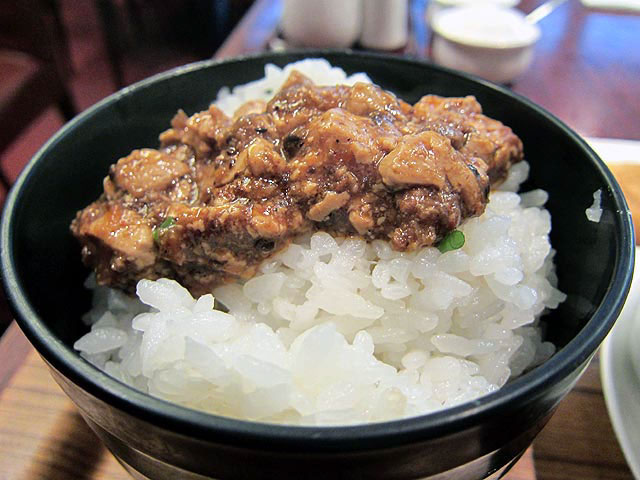 麻婆丼みたいに御飯に乗せてみた。