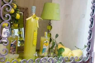 kocaman limonlar ve limoncello ile süslü vitrinler, Positano
