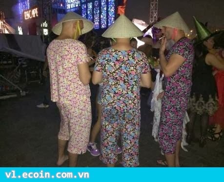 Tây "lên đồ" chuẩn bị đi chơi halloween tại VN :))