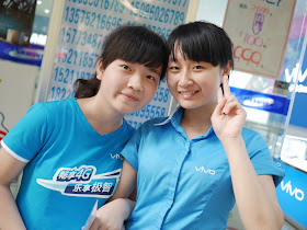 two young women promoting Vivo in Hengyang, Hunan