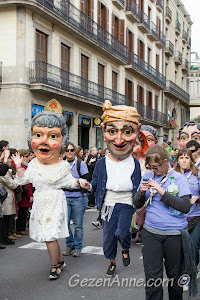 Santa Eulalia Festivali'ndeki dev kukla (gegants) geçidi, Barselona