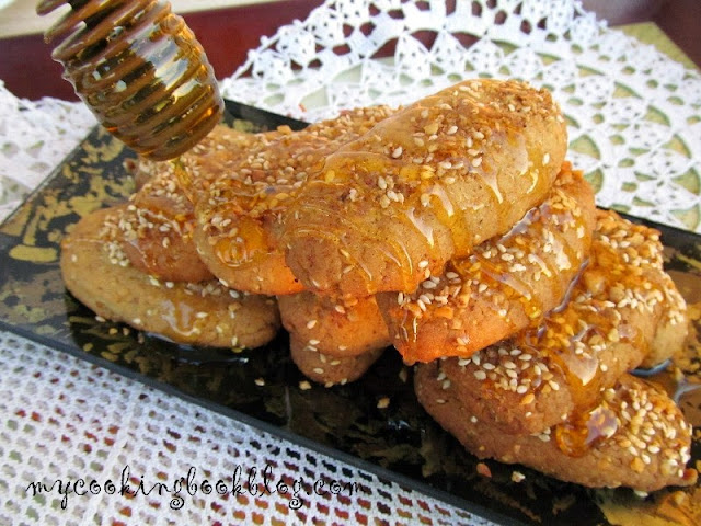 Меломакарона (Μελομακάρονα) с орехи и сусам