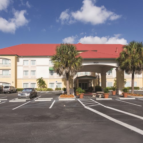 La Quinta Inn & Suites by Wyndham Fort Myers Airport logo