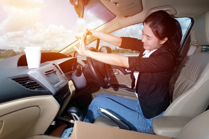 A person driving a car

Description automatically generated with medium confidence