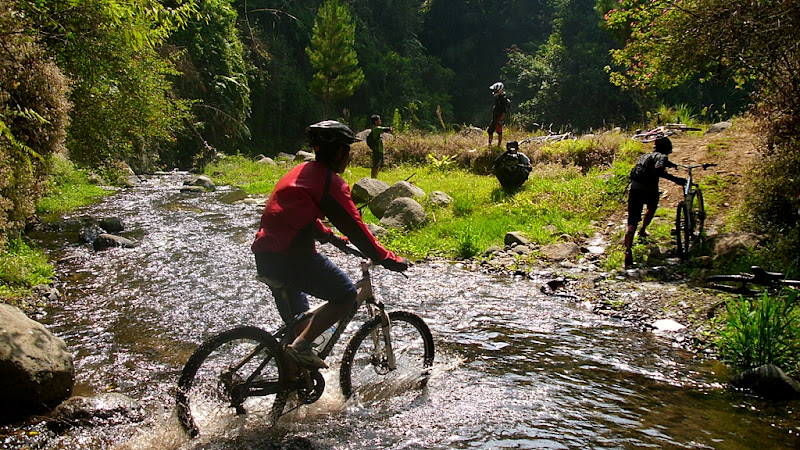 Ternyata tidak hanya tanah, medan sungai dangkal pun harus kami hadapi. 