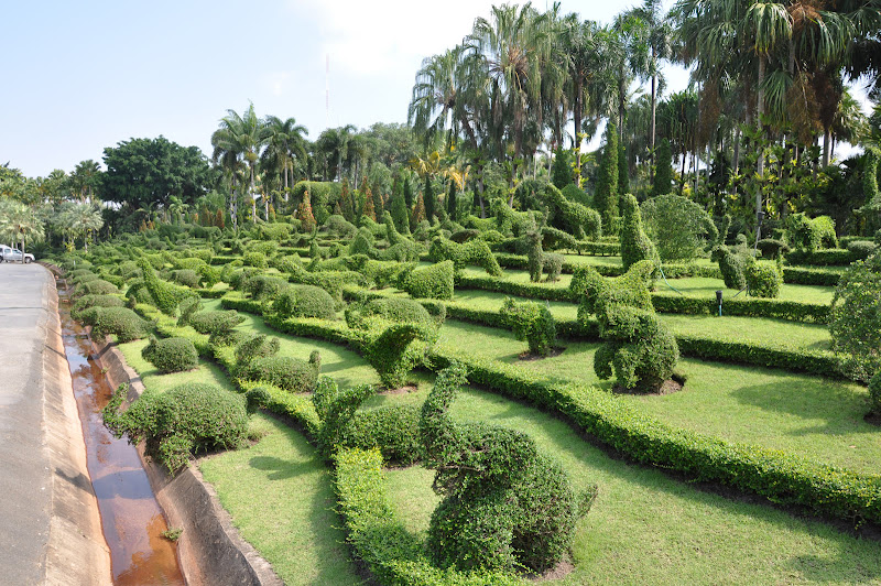 Кусты в форме животных в тропическом парке Нонг Нуч