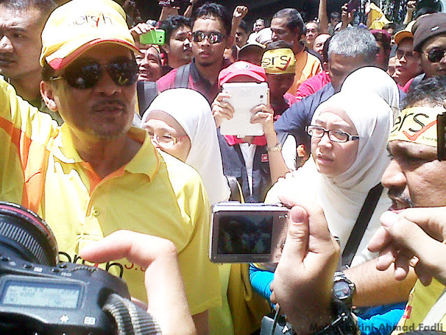 Bersih 3.0 - ஒரு லட்சம் பேர் தலைநகர் கோலாலம்பூரில் குவிந்துள்ளனர். கண்ணீர்ப்புகைக் குண்டுகள் வீசப்பட்டுள்ளது. - Page 2 IMG02364-20120428-1237