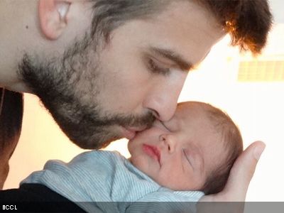 Colombian songstress Shakira published Monday the first complete photo of her baby boy, who appears with his father, soccer player Gerard Pique, in an image posted on the couple's Unicef web site.