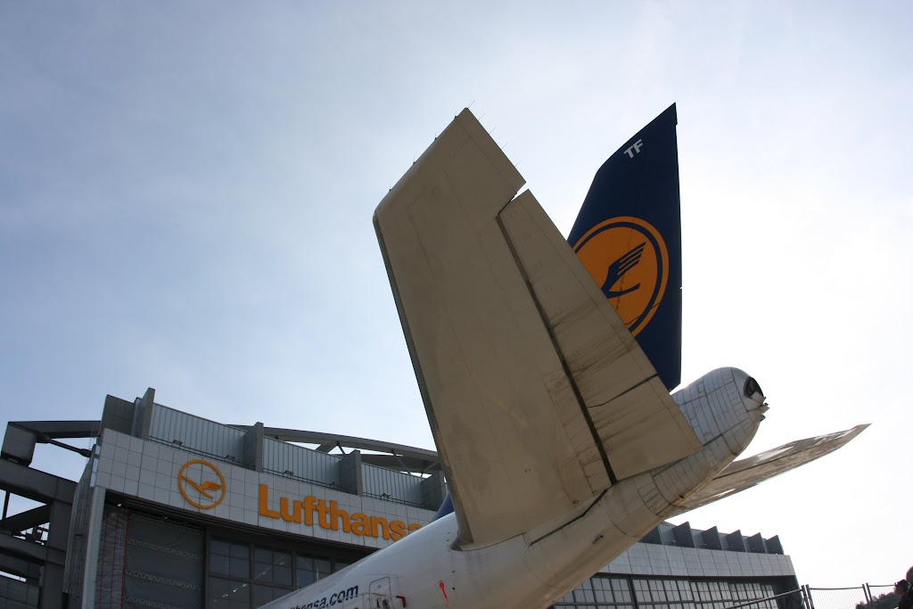 Lufthansa Technik mit dem Heck einer 747