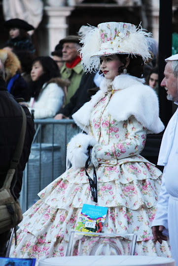 Лица, маски, дожди и метели