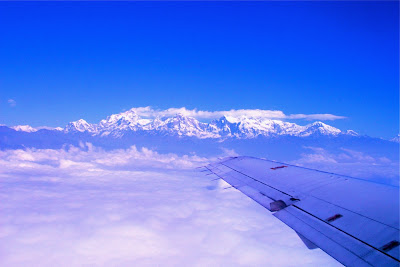 Небо, самолёт, стюардесса. Фото из путешествий.