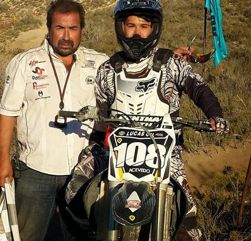 Santiago Acevedo, el ganador en Motos Senior, junto al comisario deportivo.