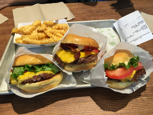Hamburger Restaurant «Shake Shack», reviews and photos, 4999 Old Orchard Shopping Center, Skokie, IL 60077, USA