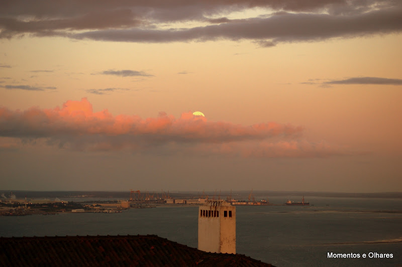 Lua envergonhada