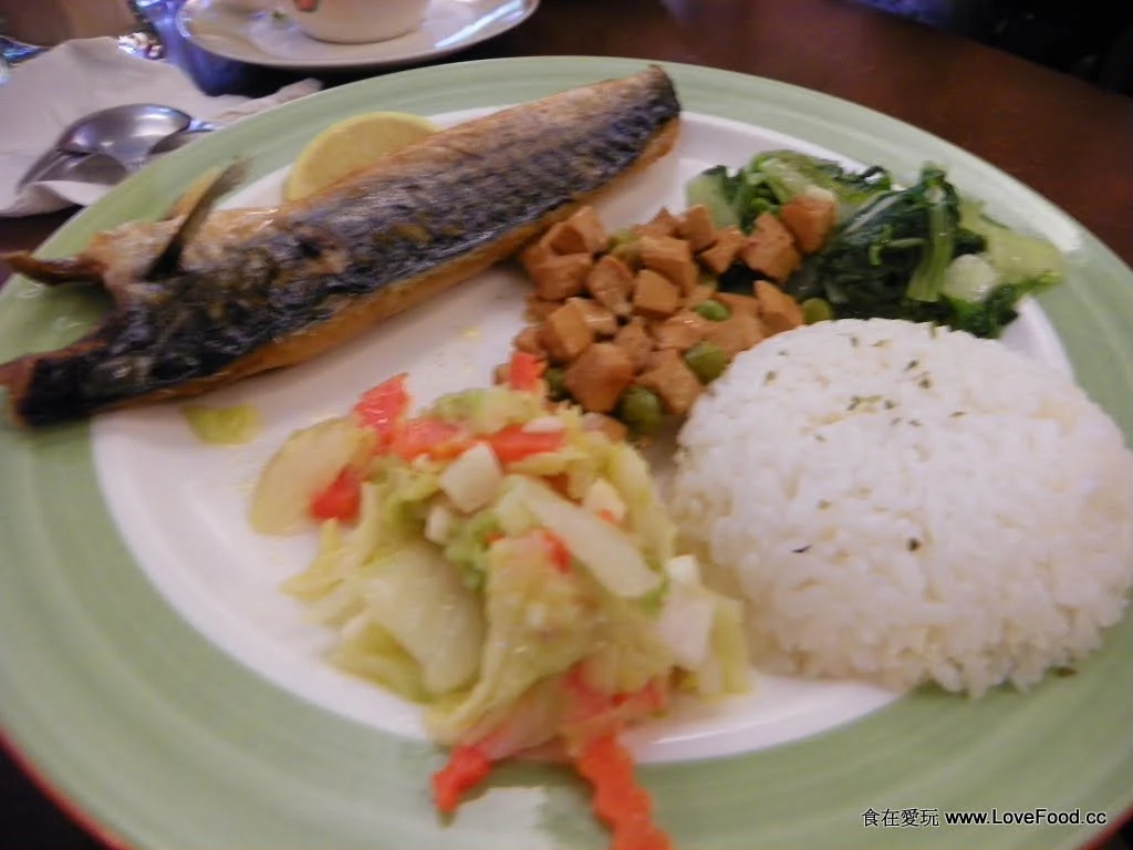 烤至表面油亮微焦且肉質細嫩的北海道鹽香鯖魚特寫