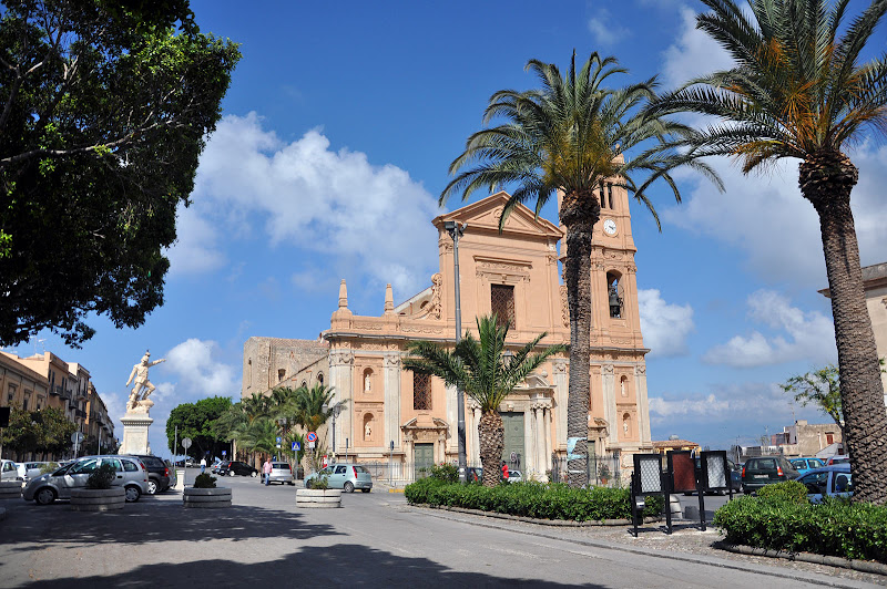 Площадь с памятником в Термини-Имересе, Сицилия