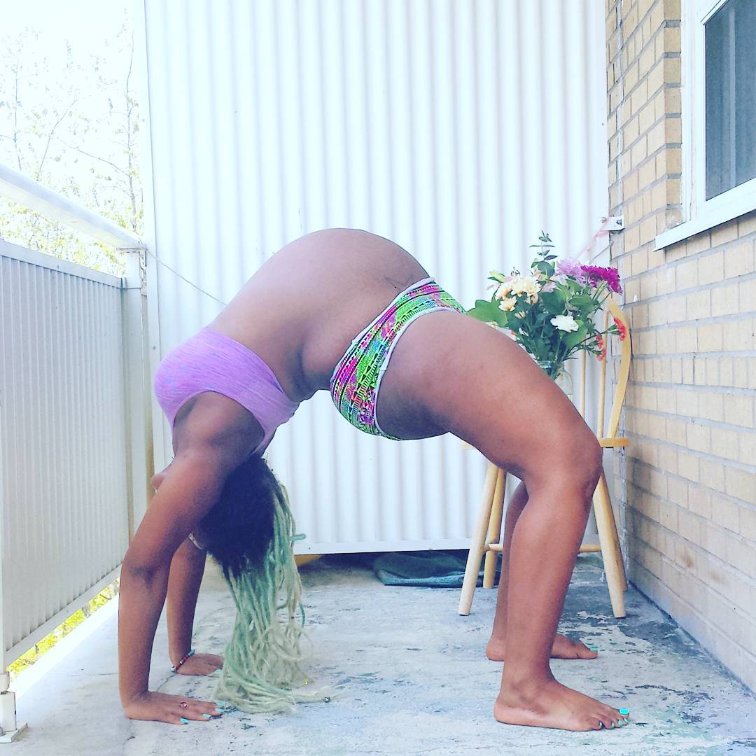 Photos of Heavily Pregnant Woman’s Amazing Yoga Poses