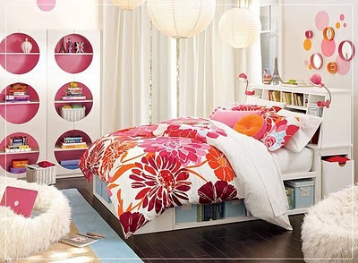 Quarto de Isabella Interesting-bedroom-design-girls-teen-pink-white-floral-bedspread-interesting-cupboard-design-peaceful-serene-look-decor