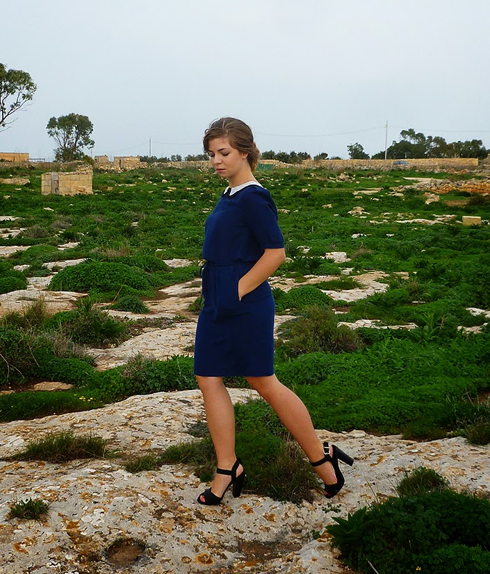 idée de tenue, robe à col claudine, falaises de Sannat, paysage Malte Gozo, assortir une robe bleue