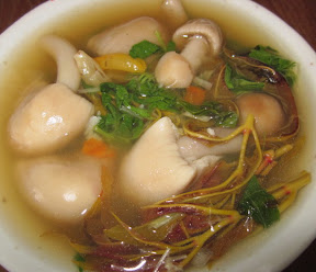 Wild Mushroom Soup – Gaeng Hed La-ngog – แกงเห็ดระโงก