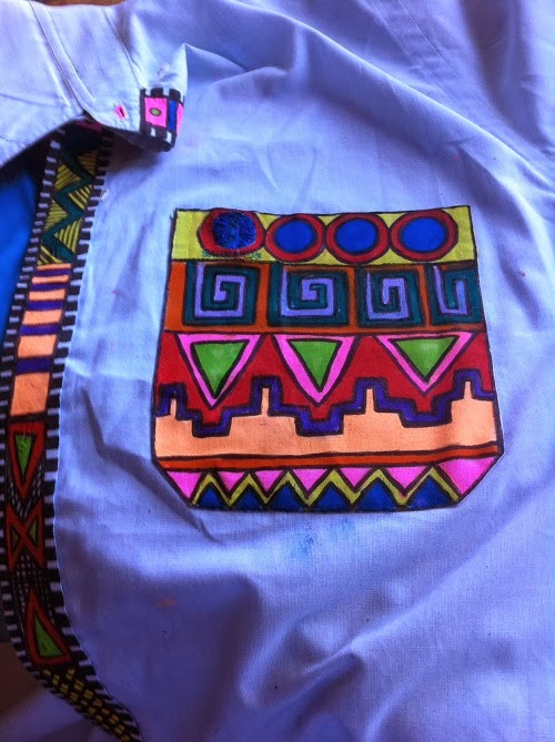 Customização de camisa masculina com estampa étnica