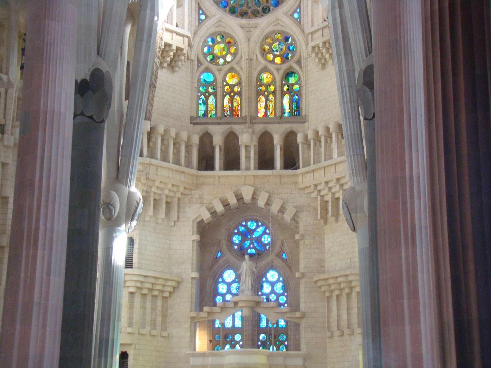 Interior de la Sagrada Familia, Gaudí en Barcelona