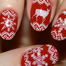 unhas vermelha decoradas com flocos de neve branco para o Natal