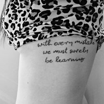 tattoo de mensagem na lateral do corpo